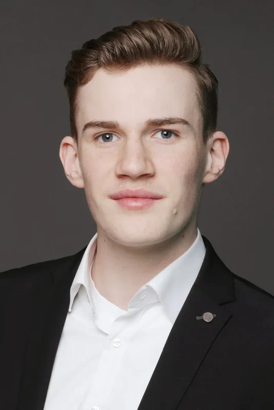 authentische Bewerbungsfotos Dortmund junge Mann mit leichtem Lächeln in weißem Hemd und Jackett