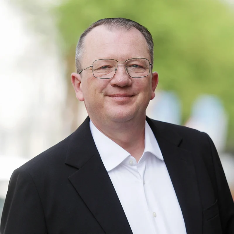 Bewerbungsfoto Mann mit Brille outdoor urban