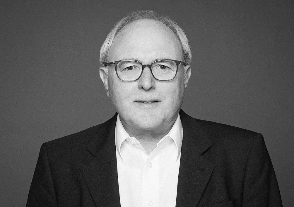 Bewerbungsfoto Mann mit Brille im Jackett schwarz weiß sw