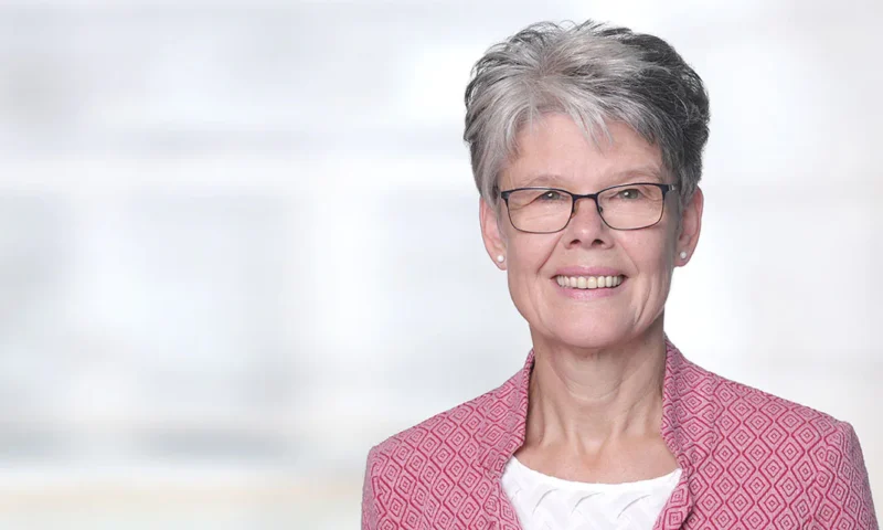 Bewerbungsfotos Dortmund auch für Menschen die älter sind Frau in rosa Blazer